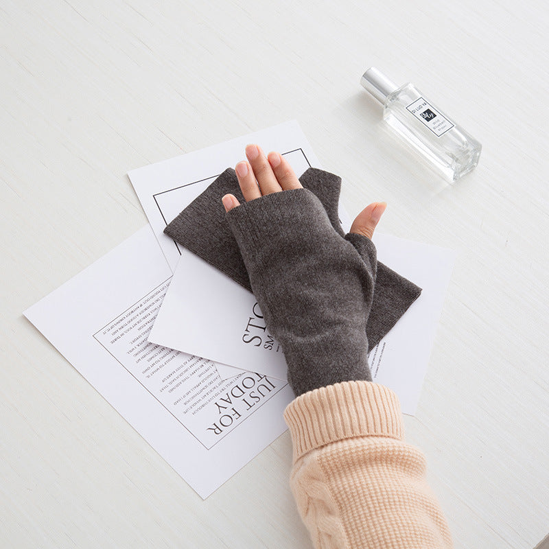 Hand Gloves To Keep Warm And Cold