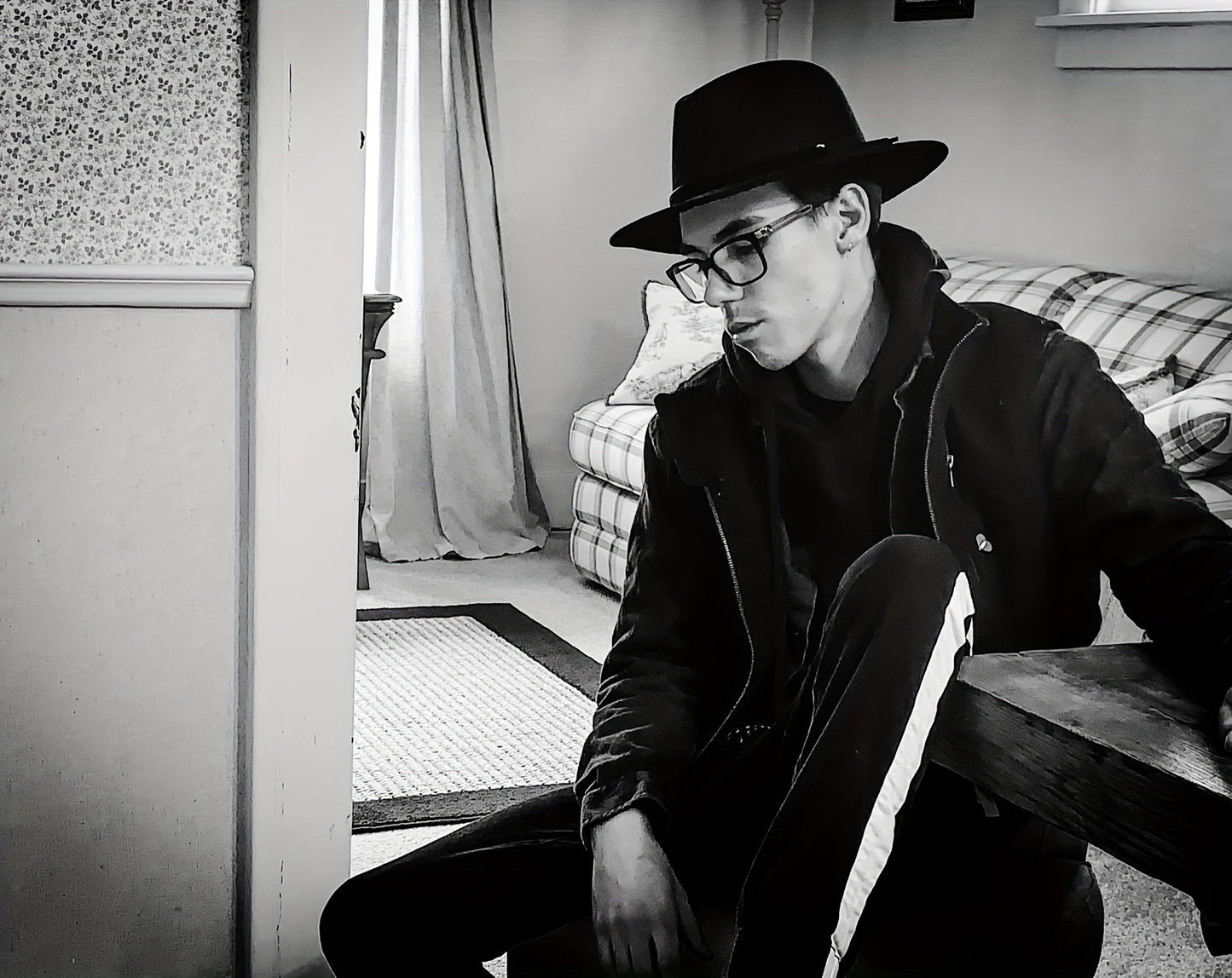 Vintage-Inspired 4-Pack Unisex Fedora Hats - Classic Cowboy/Cowgirl Panama Caps with Slim Band - High-Quality Woven Polyester, Machine Washable, Ideal for Cosplay, Photo Props & Festivals