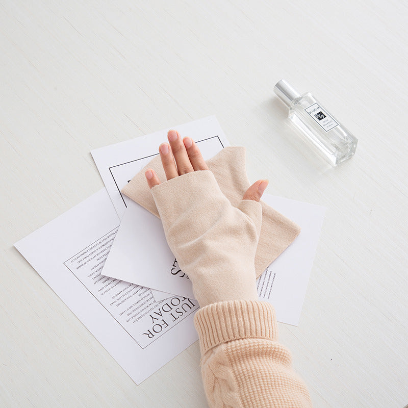 Hand Gloves To Keep Warm And Cold