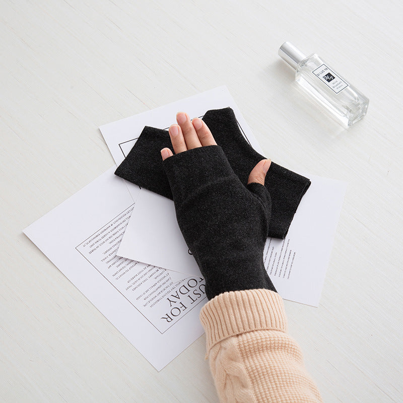 Hand Gloves To Keep Warm And Cold