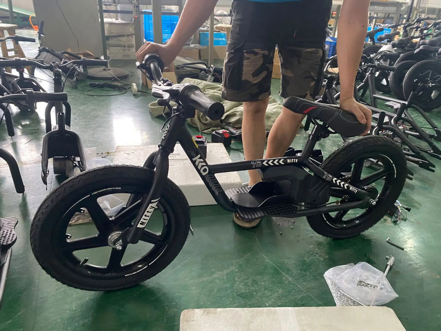 12-inch Children's Electric Bicycle Outdoor Off-road Portable Shock-absorbing Scooter
