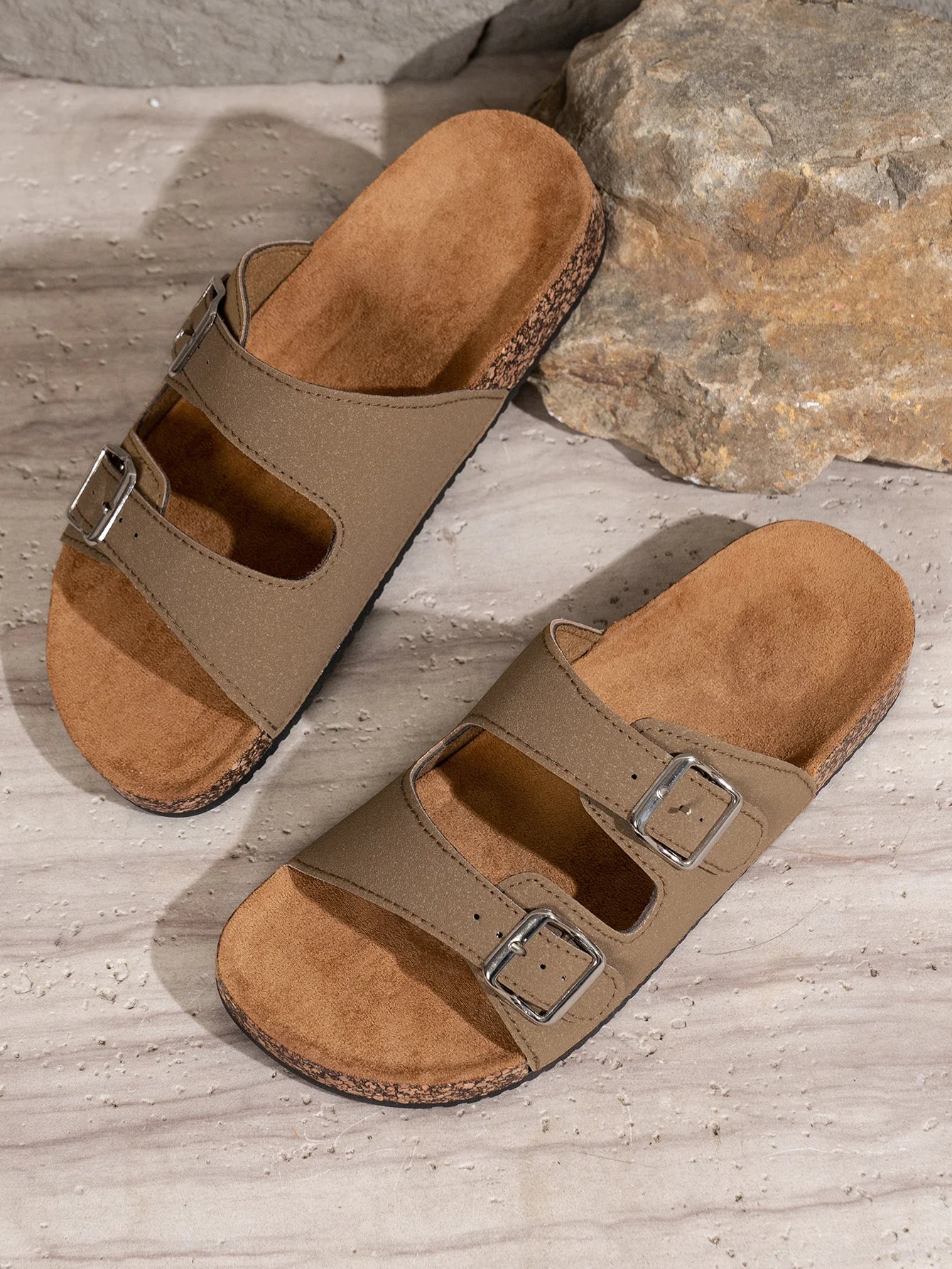 Men's Fashionable Slippers for Home and Outdoor Waterproof Non-Slip Slip-On Fashionable Versatile Slippers