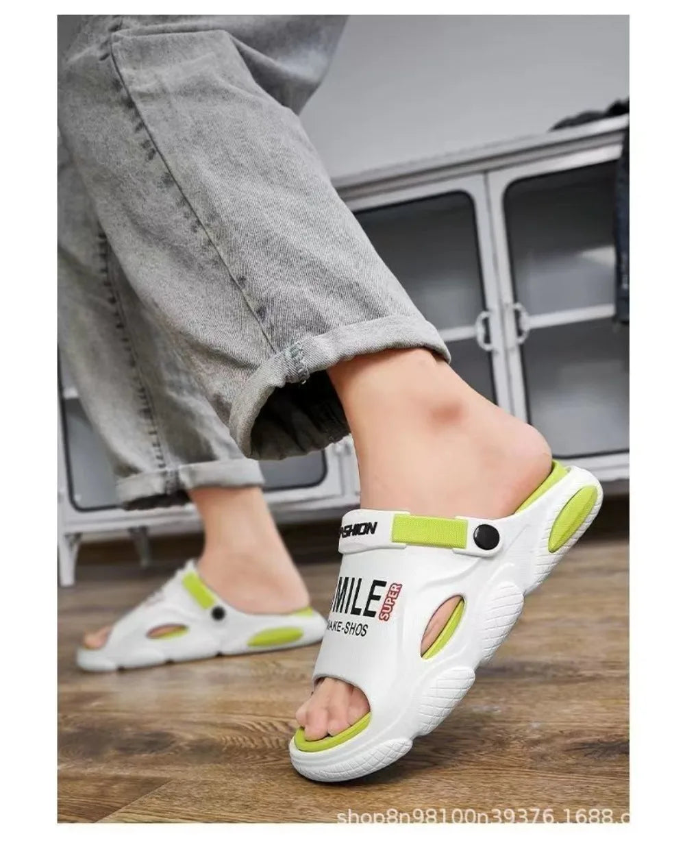 2025 new men's slippers for summer outdoor wear, driving for home use, anti slip, thickened beach sports, outdoor sandals